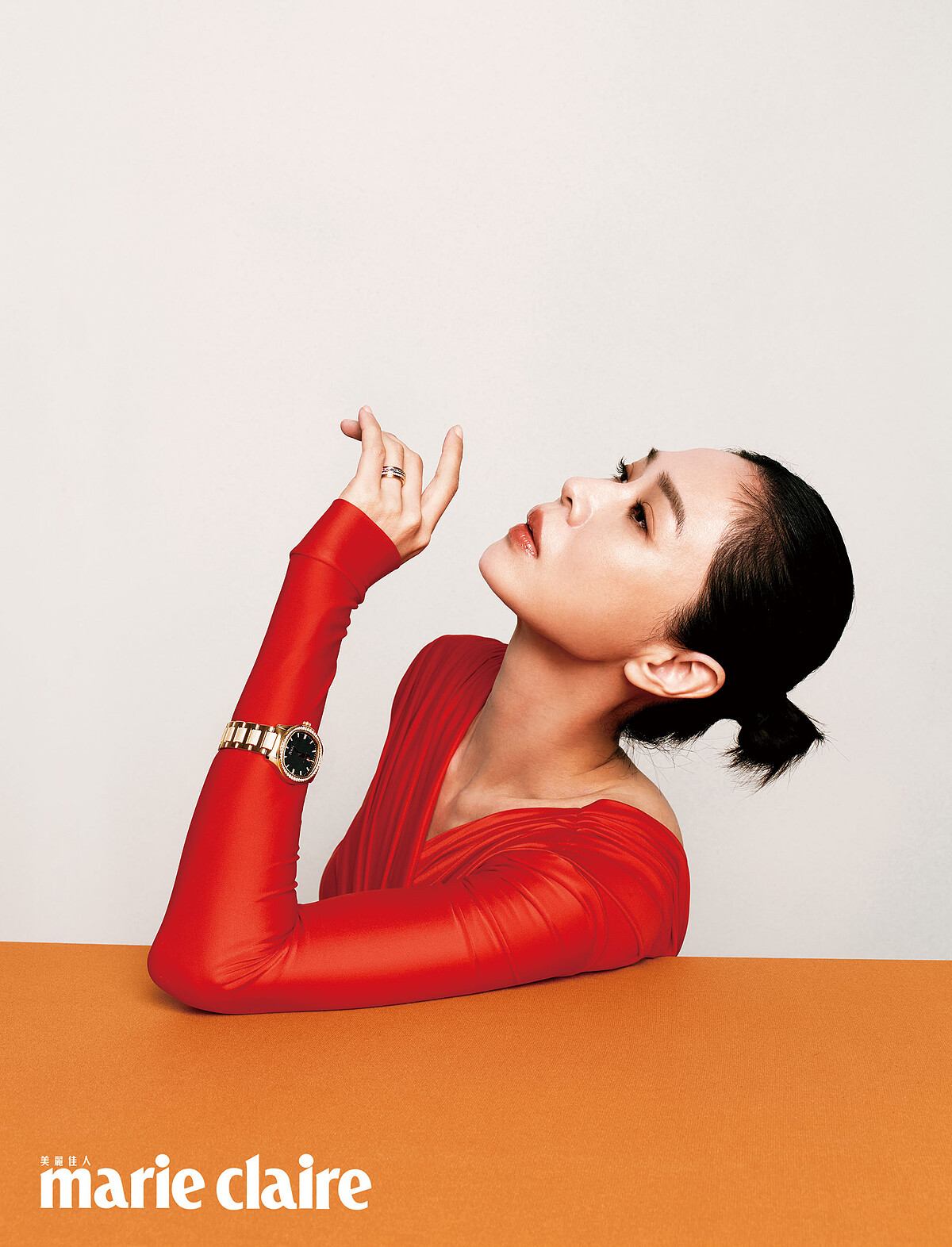 紅色光澤垂墜連身衣，Balenciaga；Polo系列18K玫瑰金夜藍色鑽石自動腕錶、Possession系列18K玫瑰金彩色寶石戒指，both by Piaget。