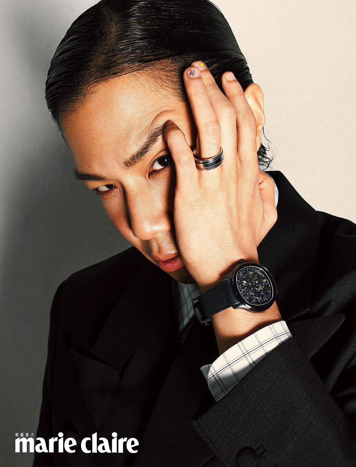 淺色細格紋襯衫，Dunhill；黑色羊毛西裝外套，Prada；Polo系列黑陶瓷超薄鏤空自動上鍊腕錶、Possession系列18K白金鑽石戒指，both by Piaget。