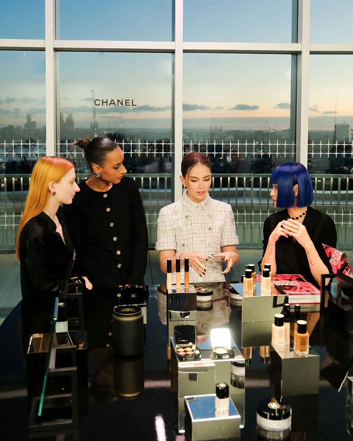 昆凌與香奈兒彩妝創意合作夥伴Cometes Collective團隊。