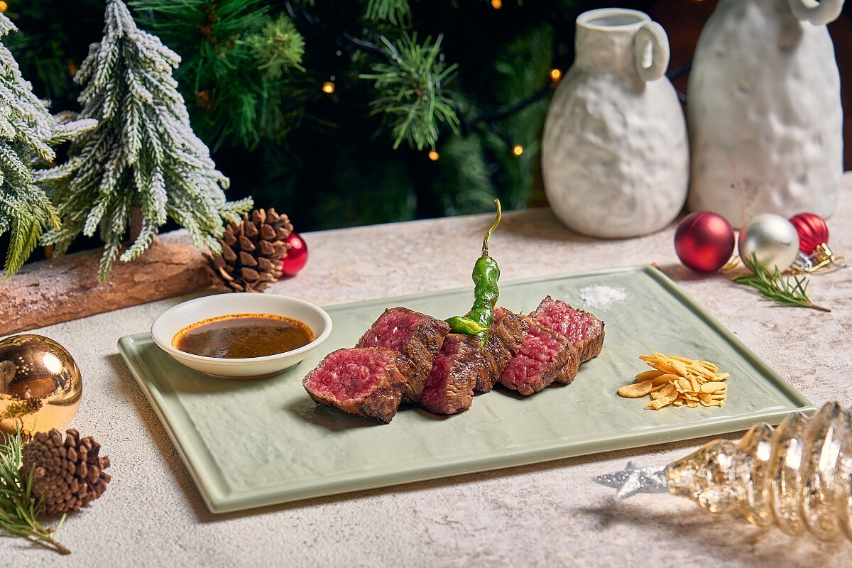 「璀璨耶誕限定盛宴」主菜首推「日本A5和牛紐約客」。