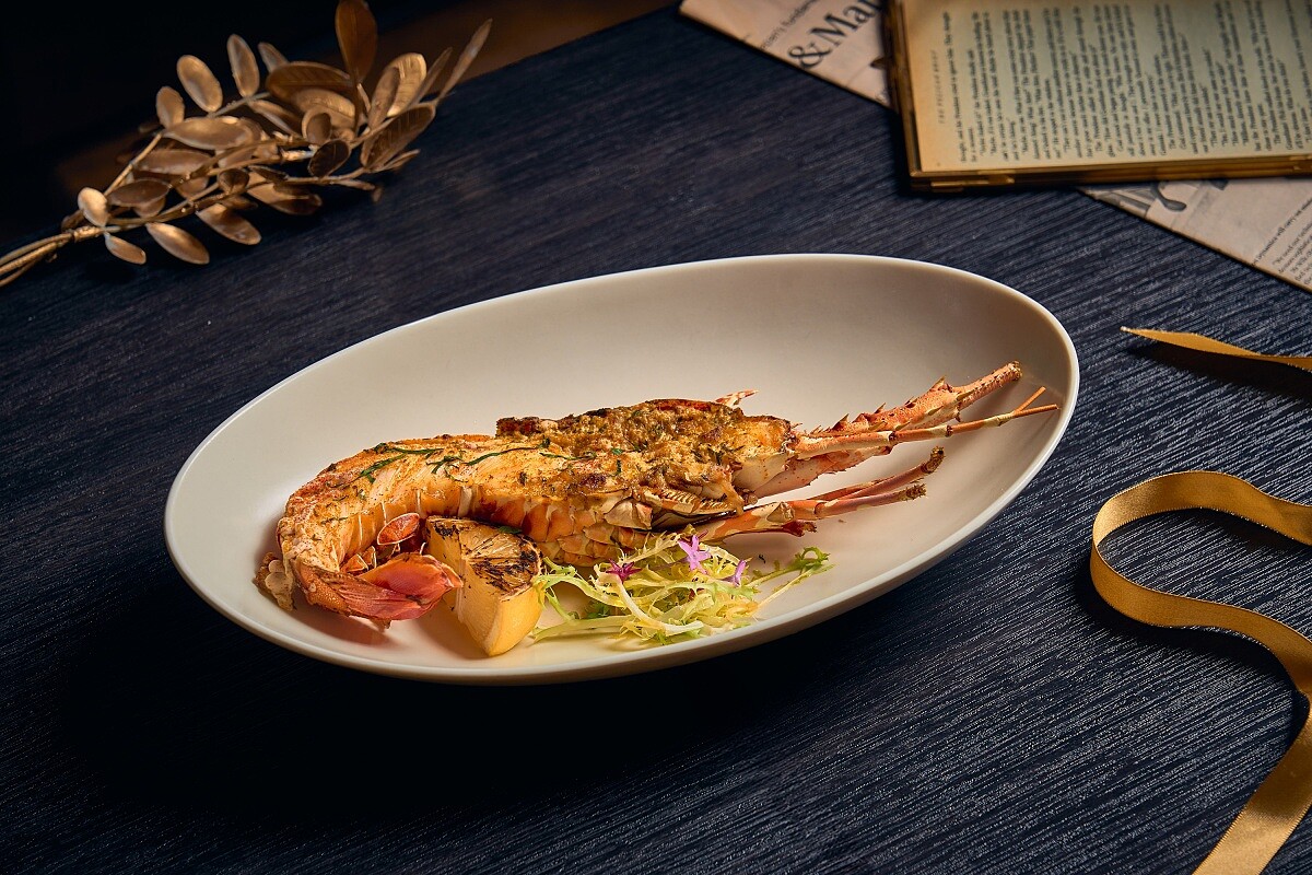 迷人味美的「爐烤香料奶油龍蝦」。