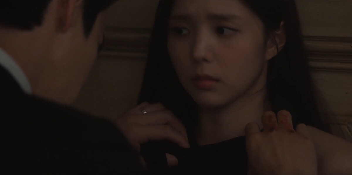 白司彥不管洪熙珠願不願意，直接拉下她衣領，雖沒養眼鏡頭，性張力卻是滿滿的