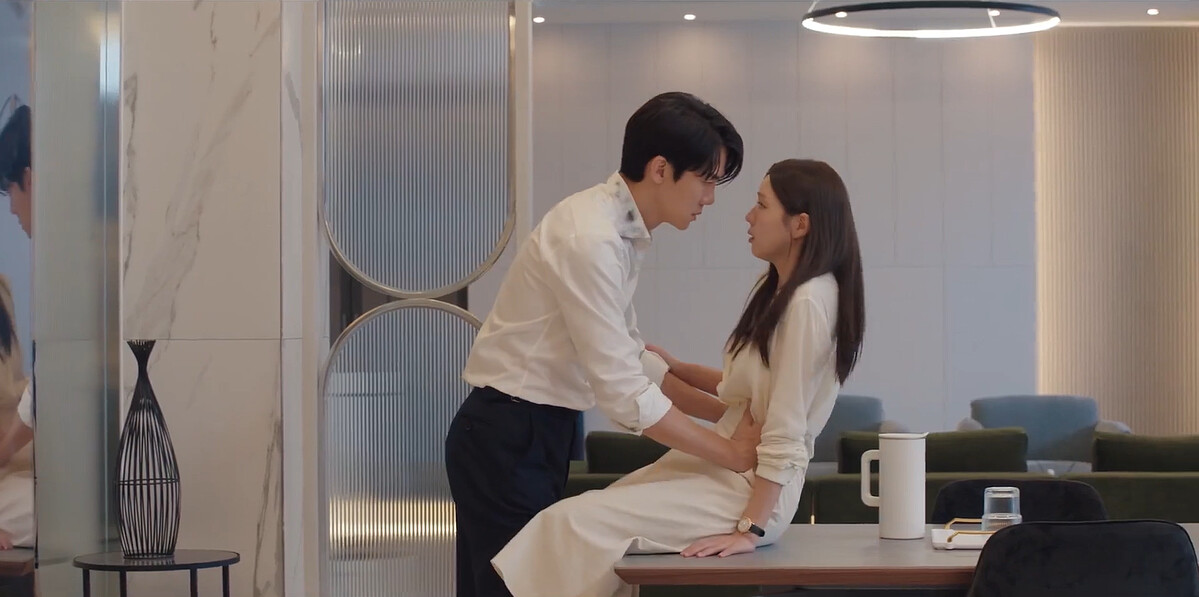 白司彥要檢查洪熙珠大腿，確認兇嫌是否擁有致命證據，問「你脫？還是我脫？」網友就暴動啦！