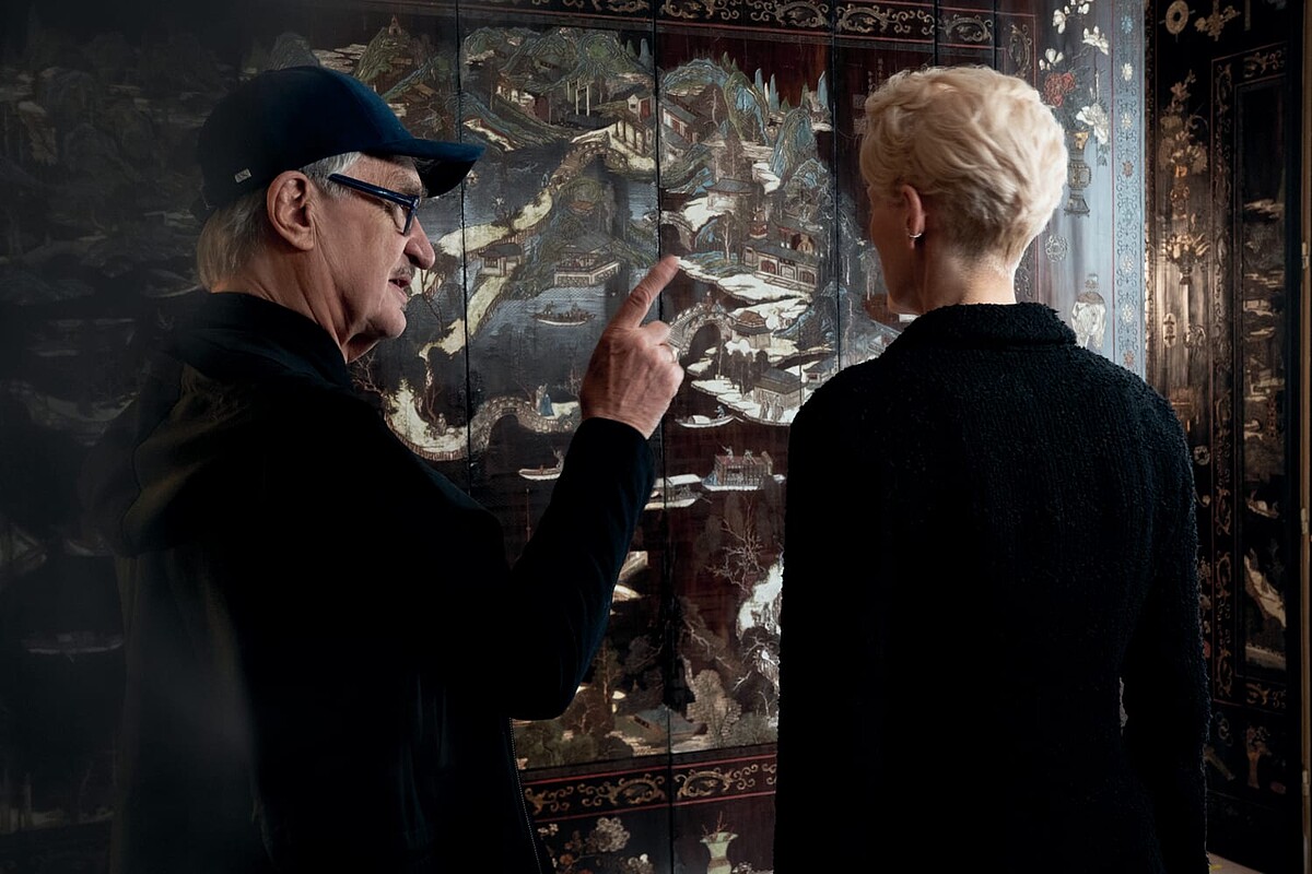 導演溫德斯受邀為即將在杭州發表的香奈兒 2024/25 Métiers d'art 工坊系列執導大秀前導影片,紀念西湖深厚的歷史傳承,同時探索透過圖像與靈感超越現實的可能性。影片以旅行為主軸,描寫現實中的旅程以及想像中的遨遊,彰顯跨文化對話所帶來的活力與連結。