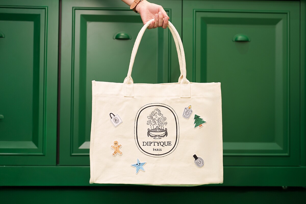 Diptyque托特包和徽章。
