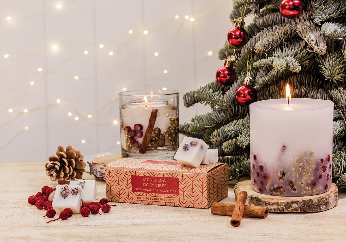 STONEGLOW節慶限定版香氛蠟燭-溫馨節奏，打造出低調奢華的假期氛圍。