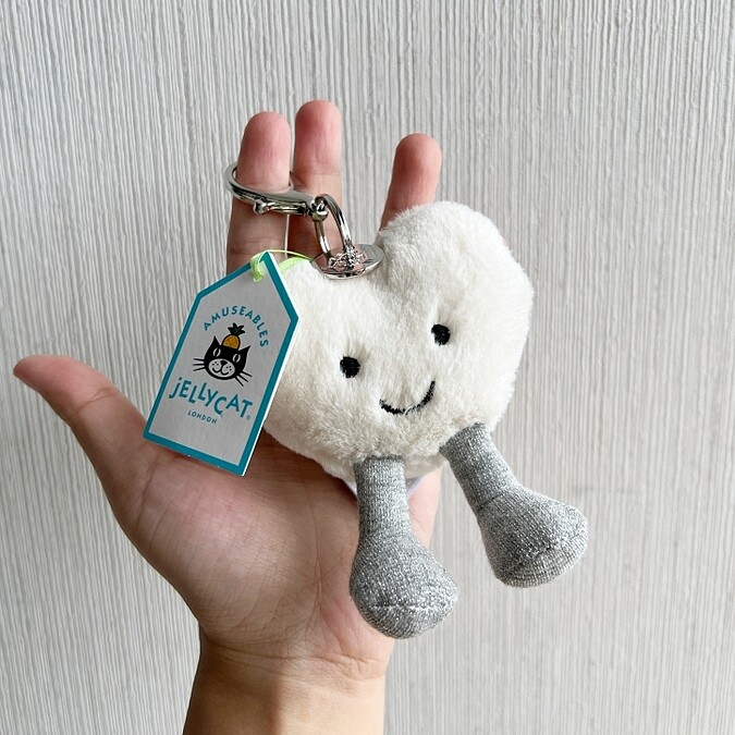 Jellycat雪白愛心吊飾。