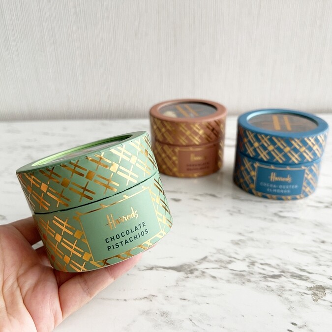 Harrods百貨自有品牌巧克力，綠色罐子裡裝著極有人氣的開心果巧克力。