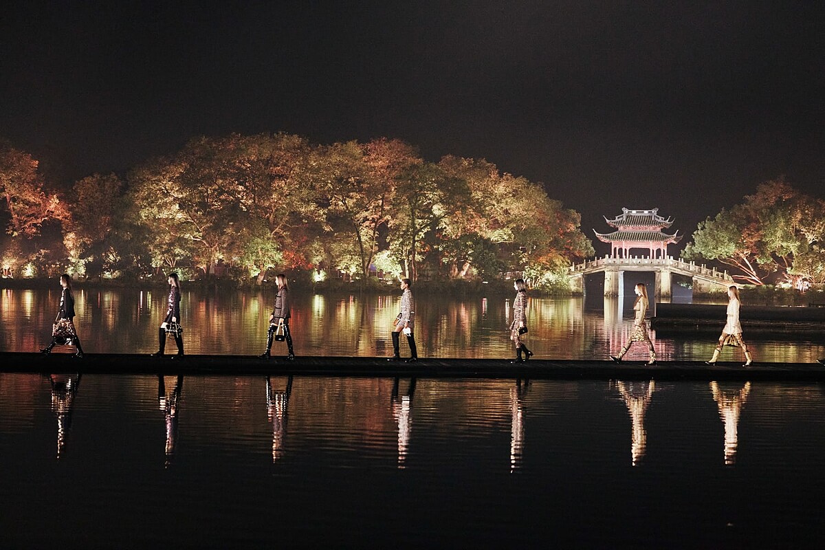 香奈兒2024/25 M&eacute;tiers d&rsquo;art全新工坊大秀選址杭州西湖，氣勢恢弘。