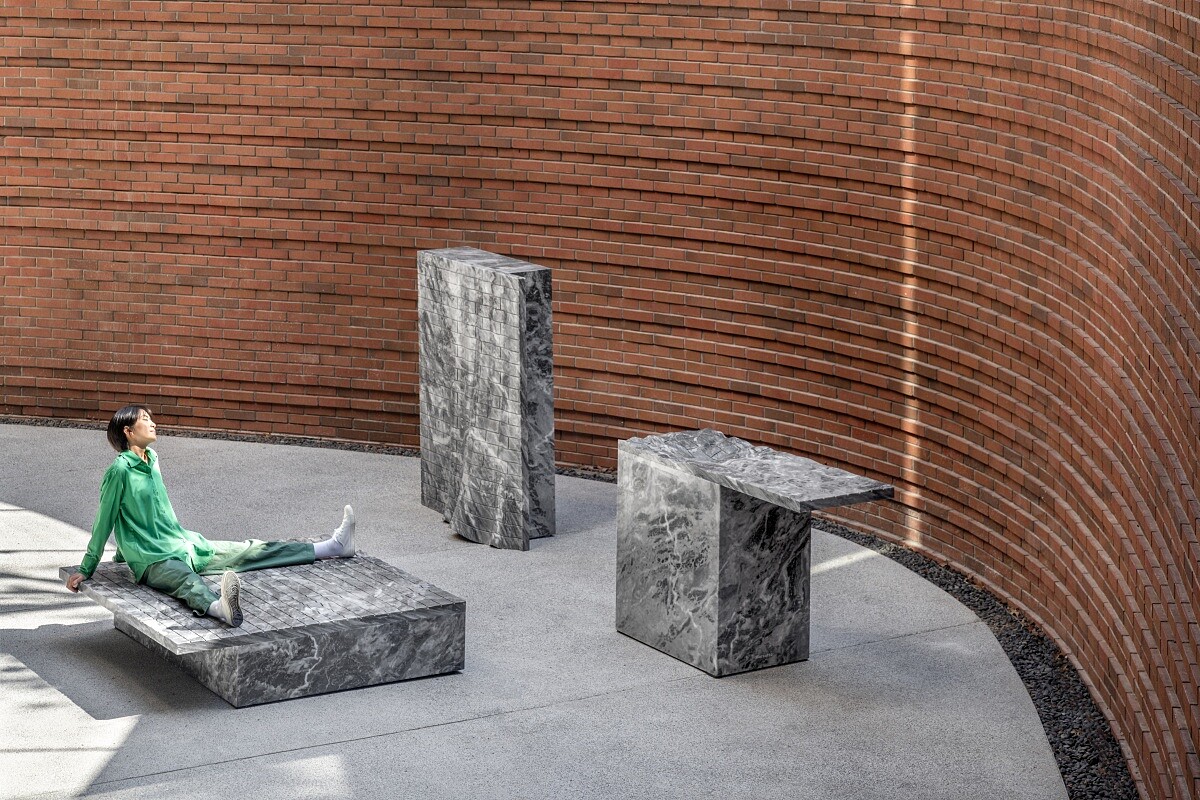 nendo作品《softer than stone》系列 （Photo Credit：勤美術館、Photography by 楊承）。