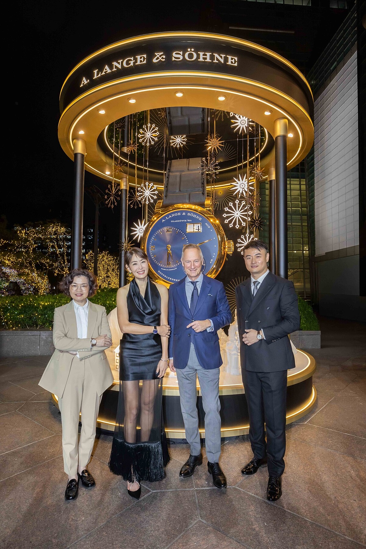 （由左至右）台北101總經理朱麗文、台北101董事長賈永婕、朗格行政總裁Mr. Wilhelm Schmid、朗格亞太區董事總經理Mr. Nicolas Gong，共同為朗格「LANGE 1」三十週年限量款巨型腕錶藝術裝置啟動點燈儀式。