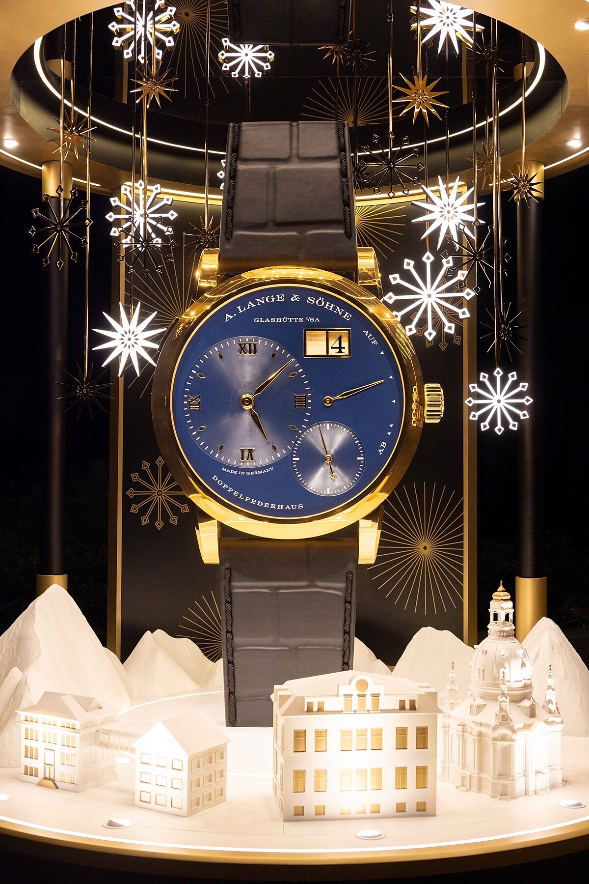 朗格「LANGE 1」三十週年限量款巨型腕錶耶誕藝術裝置