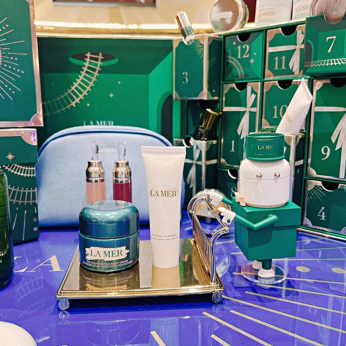 選購海洋拉娜醇萃活膚晚霜30ml享護手霜30ml、沁藍化妝包，寵愛價NT9,000(價值NT10,650)