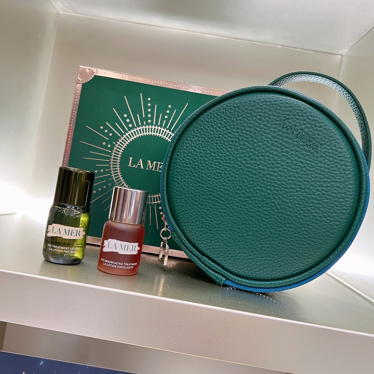 海洋拉娜奇蹟禮物特快車的荔枝皮紋手拿包+補水煥膚2件組。