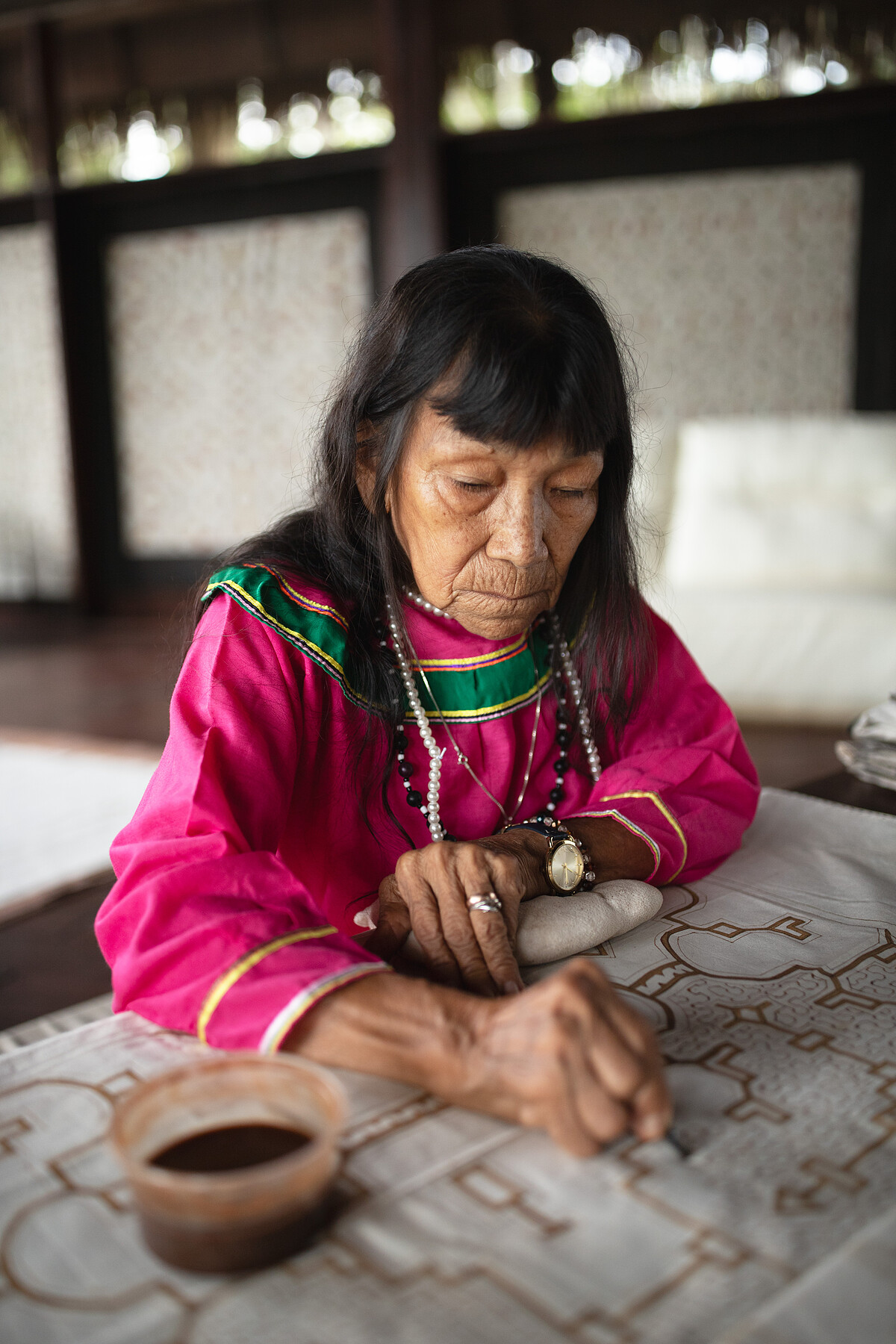 SARA FLORES &copy; Kevin Roman。