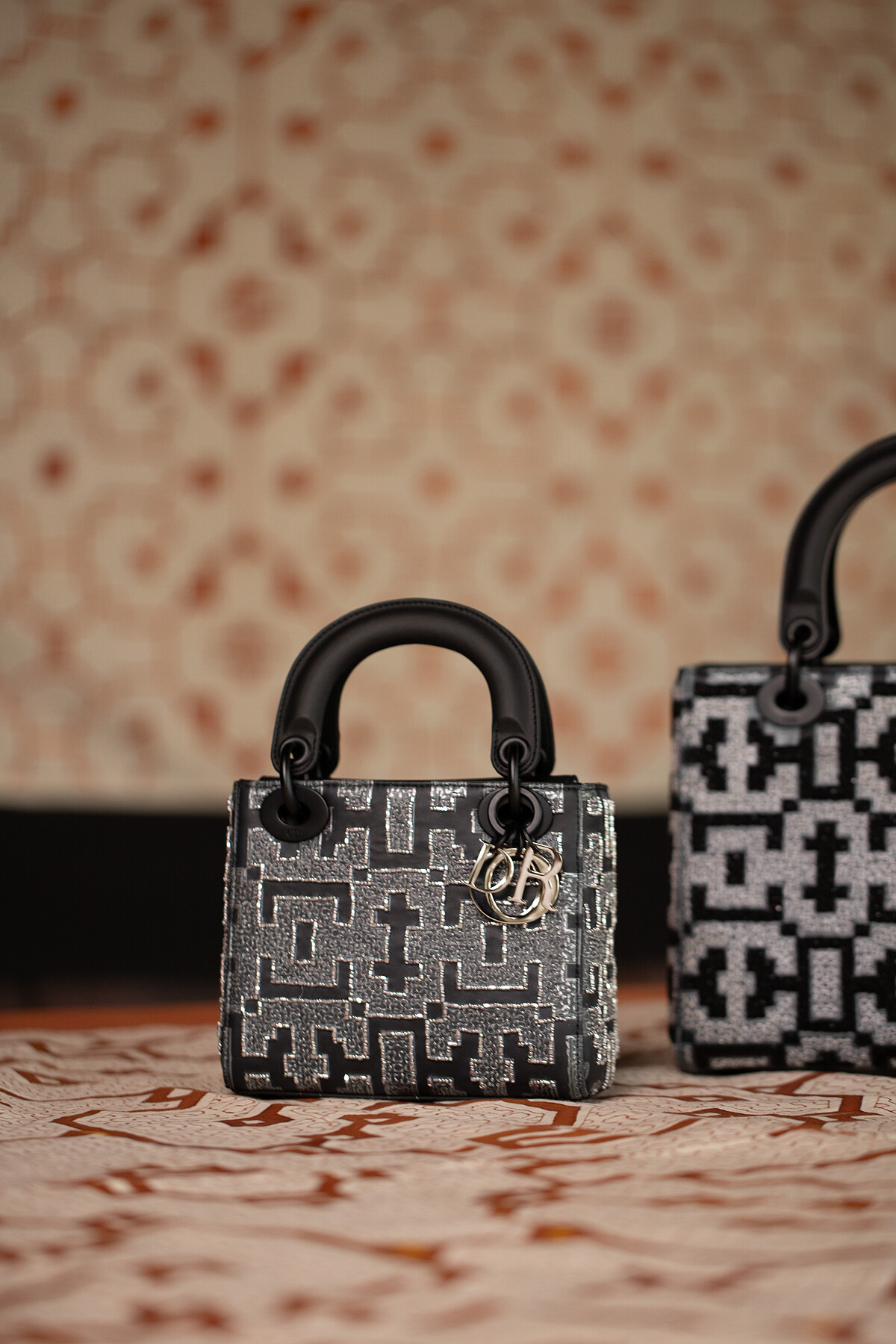 SARA FLORES &copy; Kevin Roman。