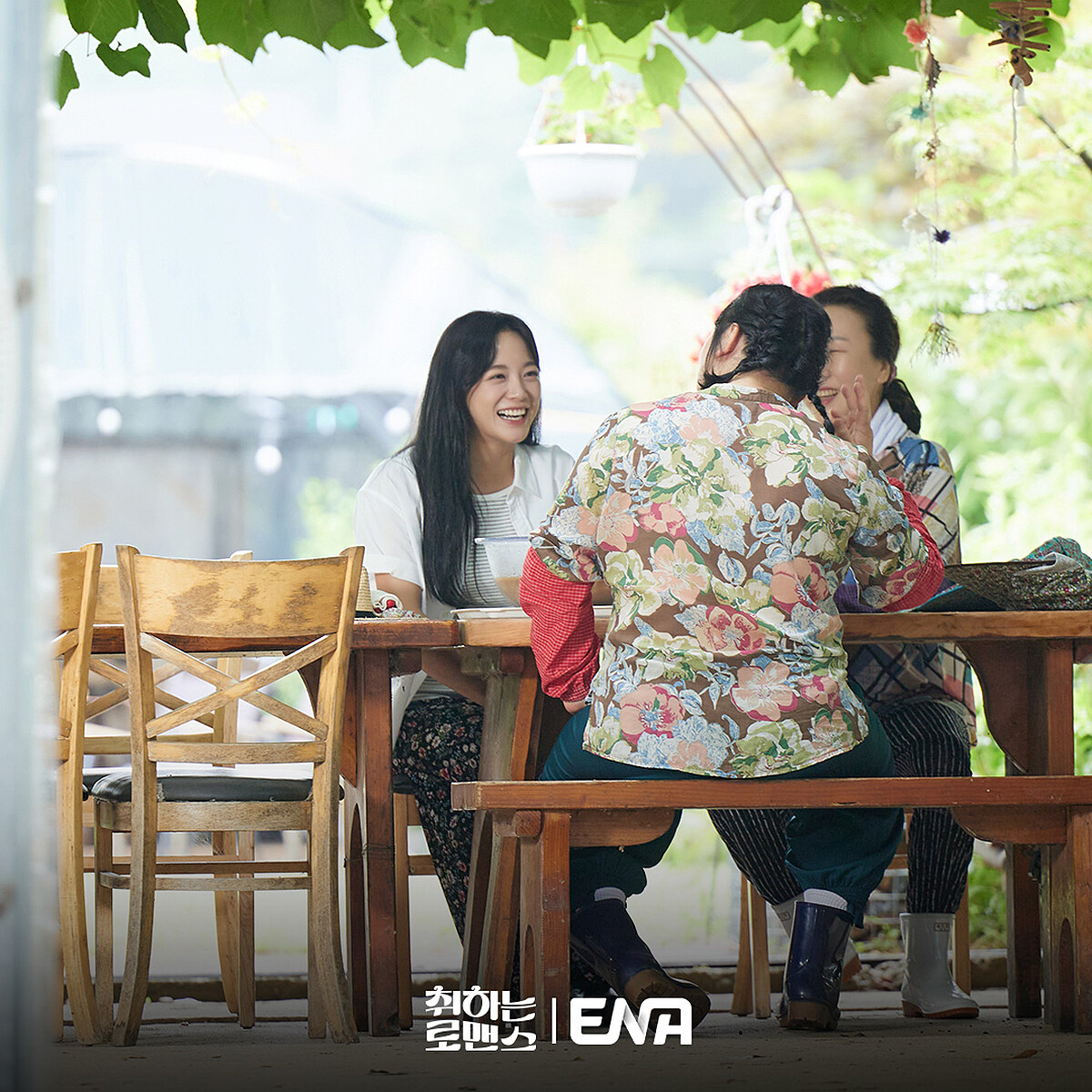 既《社內相親》，金世正再次與導演朴繕虎合作展現喜劇功力。