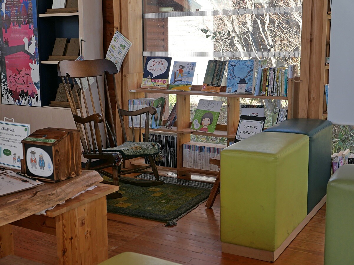 「自然體驗中心」附設了舒適的角落可供小朋友休息閱讀。