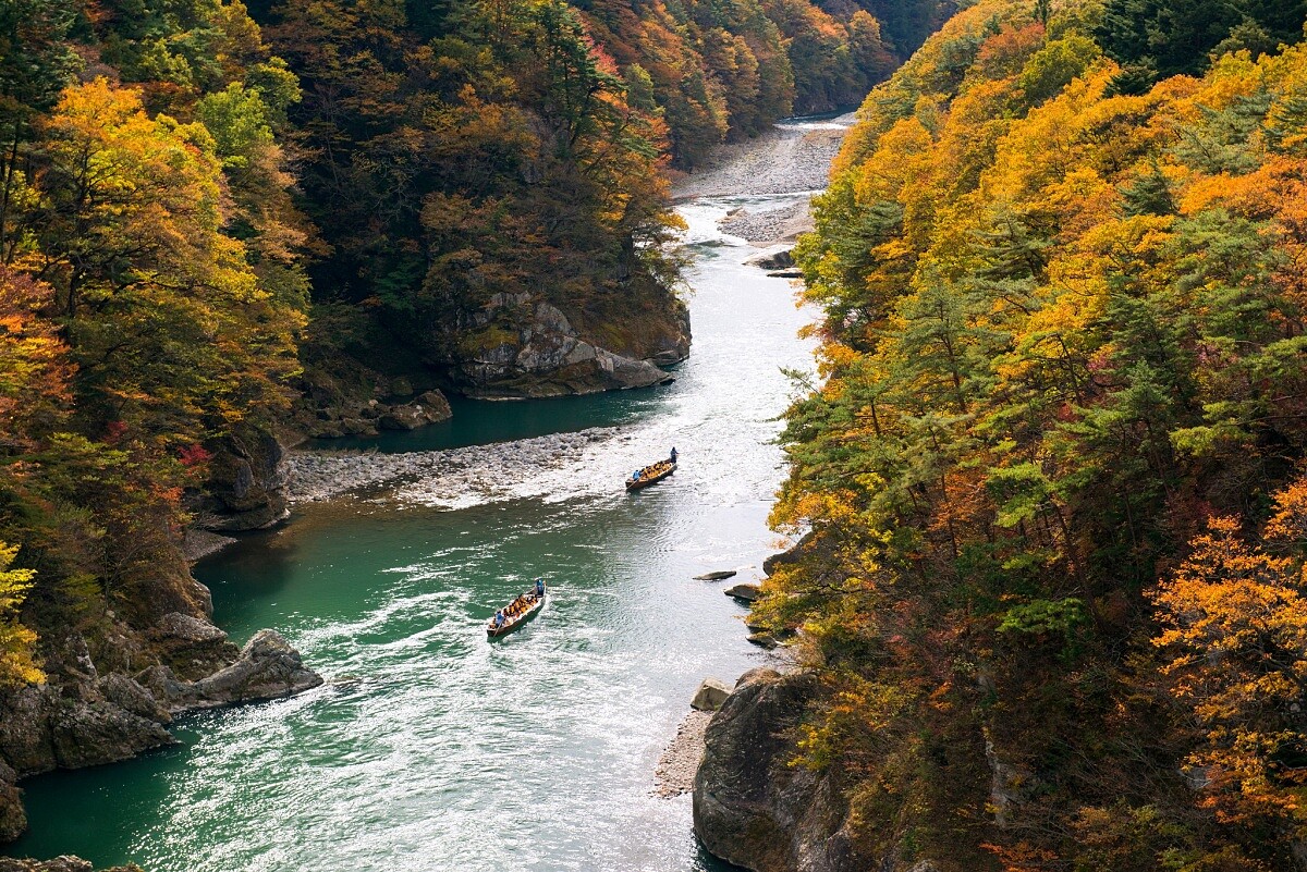 龍王峽位是一處位於川治溫泉與鬼怒川溫泉之間，蜿蜒約3公里的溪谷。
