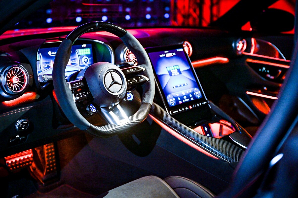 結合碳纖維與 MICROCUT 面料。