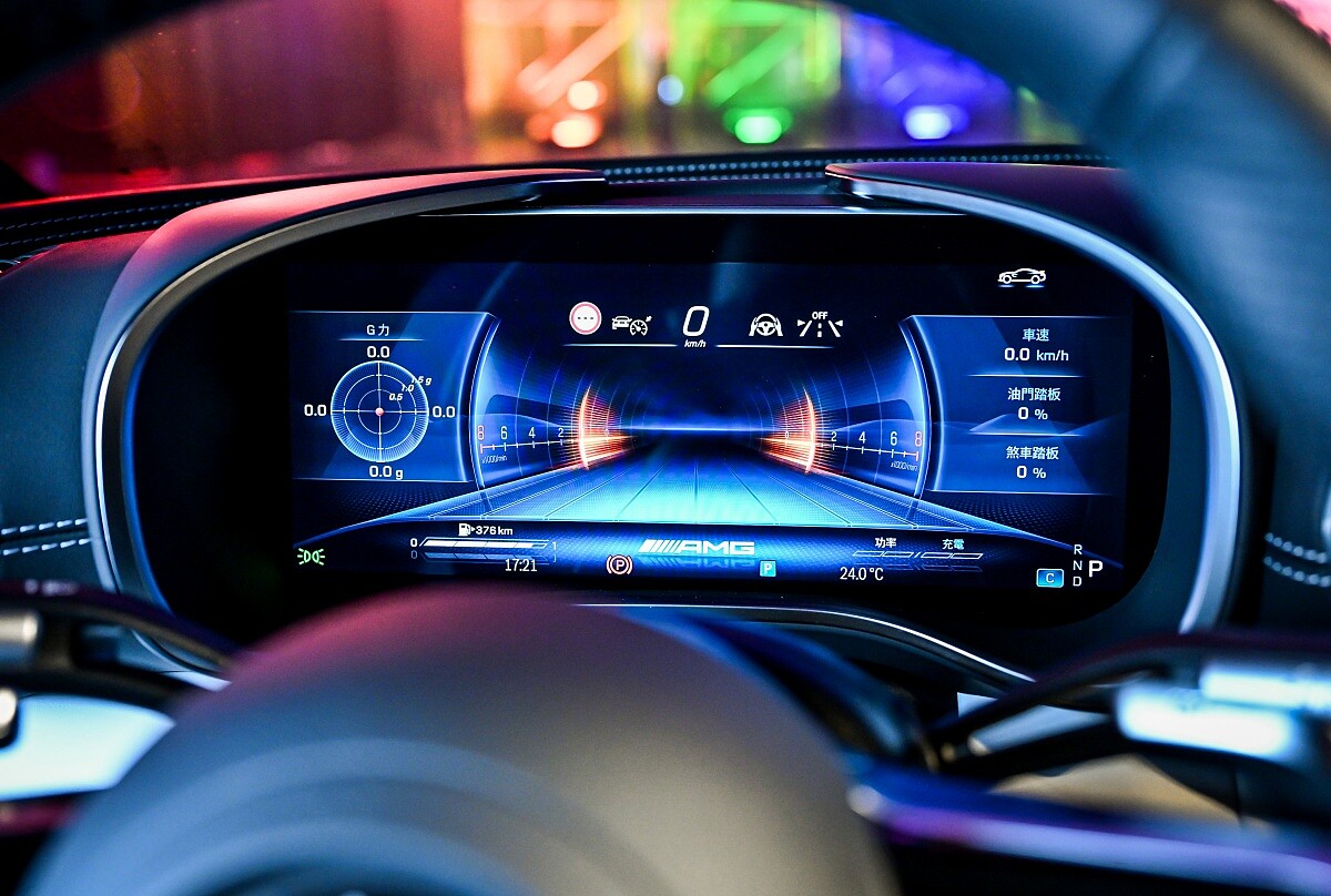 12.3 吋數位儀表嵌入三維遮光罩，營造出層次分明的視覺效果。