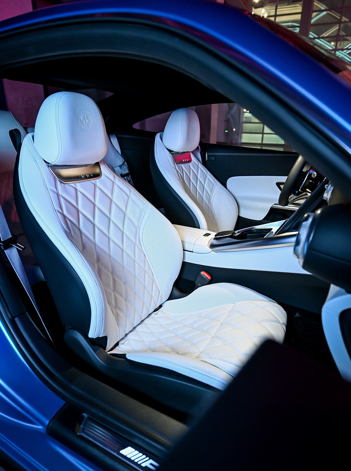 AMG 運動座椅結合人體工學設計，提升駕駛的舒適性和操控感。