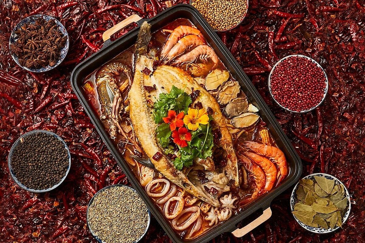 經典麻辣烤魚使用肉質鮮嫩少刺的江團魚,口味招牌麻辣、秘製酸菜、香甜番茄、酸勁金湯、麻香藤椒。