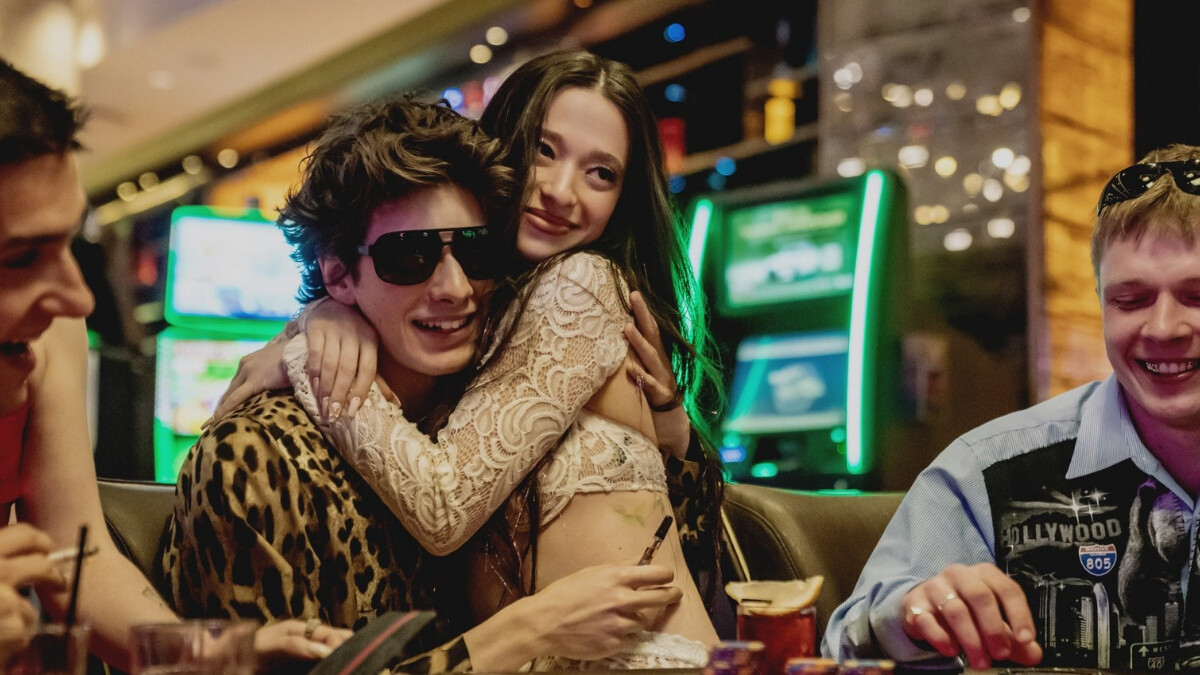 《艾諾拉》不只是更挑釁與癲狂的《麻雀變鳳凰》也是更哀傷與氣憤的反童話