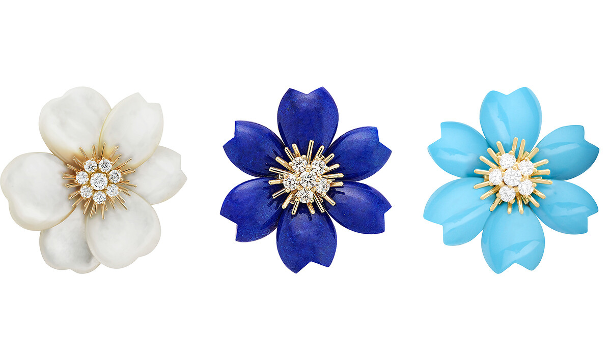 Rose de No&euml;l系列胸針(大號款式，18K黃金，鑲嵌白色珍珠母貝和鑽石)、Rose de No&euml;l系列胸針(中號款式，18K黃金，鑲嵌青金石和鑽石)、Rose de No&euml;l系列胸針(小號款式，18K黃金，鑲嵌綠松石和鑽石)。