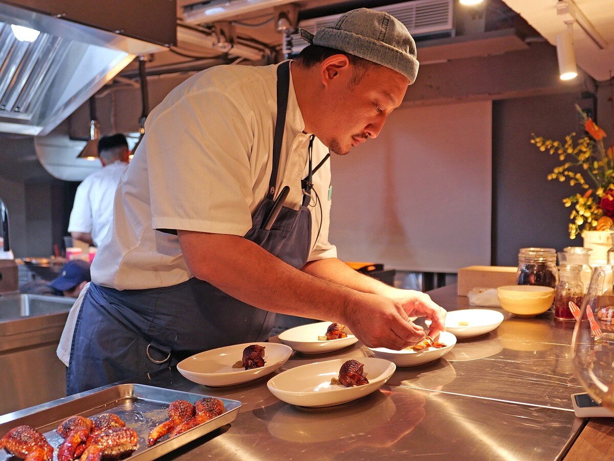 從創立「一號島廚房」起步,並逐漸發展出獨特的料理風格。