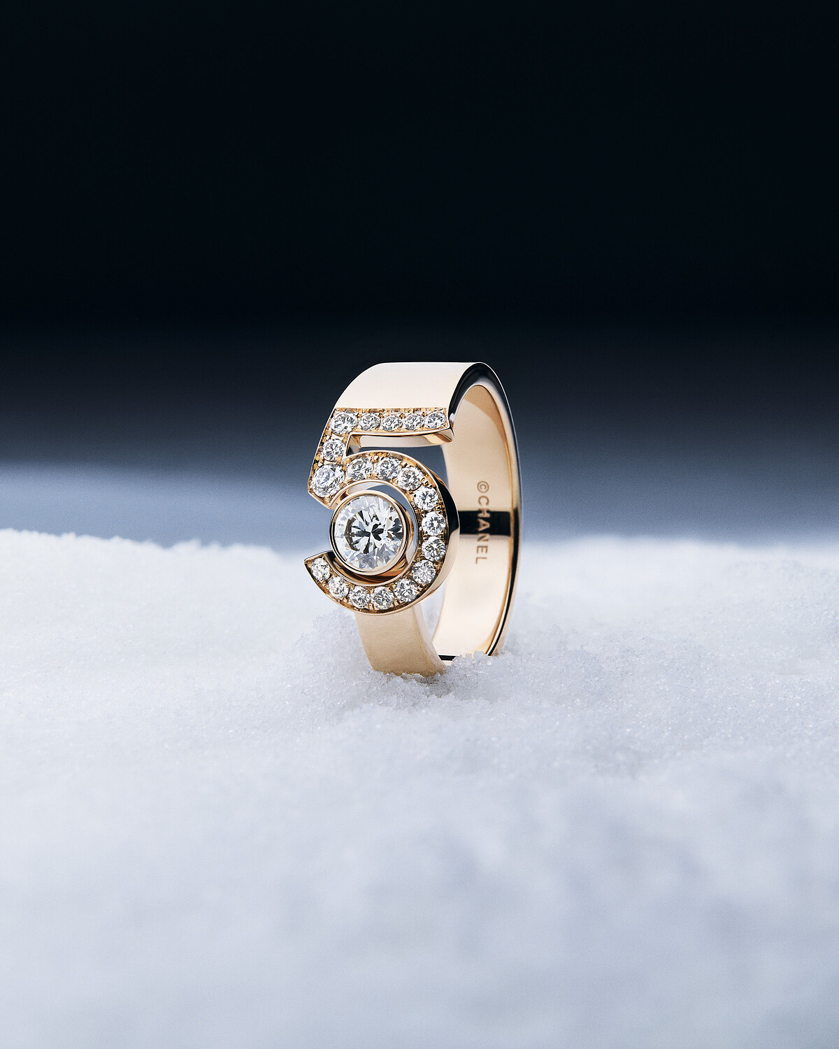 ETERNAL N°5 戒指 18K BEIGE 米色金鑲嵌鑽石。 建議售價NTD 310,000元