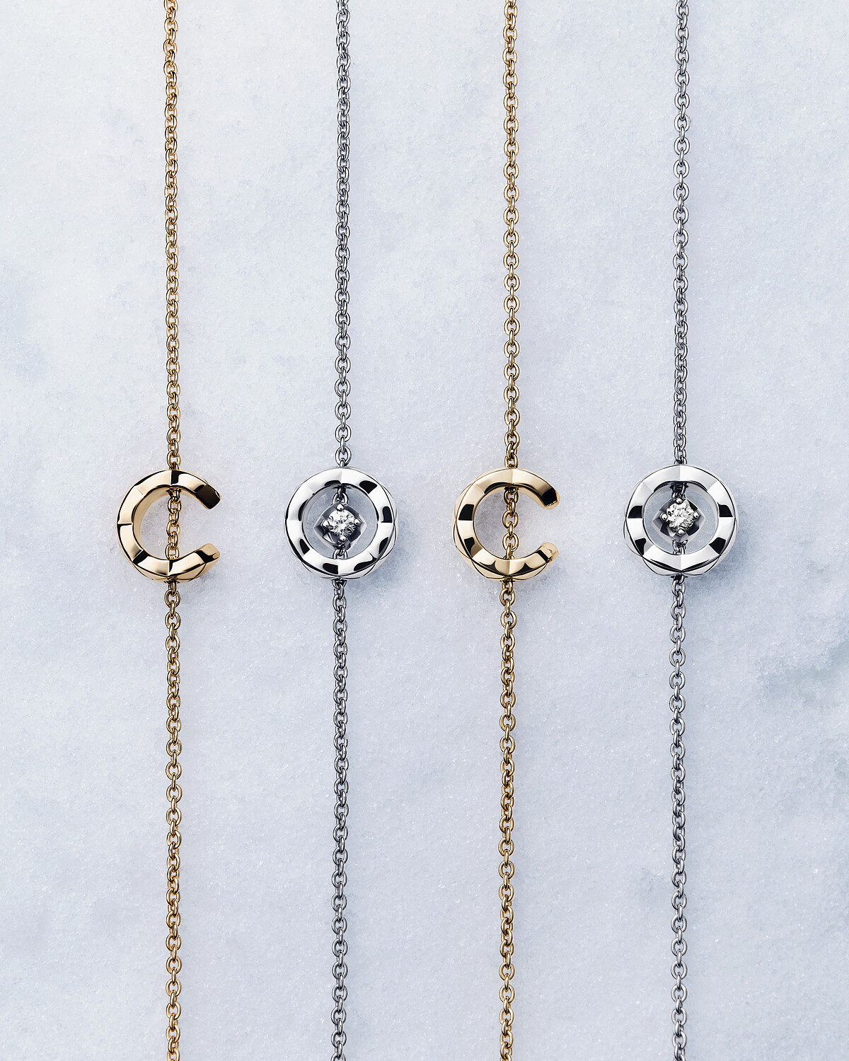 COCO手鍊 (左) 18K BEIGE 米色金菱格紋圖騰。 建議售價NTD 61,000 元。/ COCO手鍊 (右) 18K 白金菱格紋圖騰鑲嵌鑽石。 建議售價NTD 84,000 元。