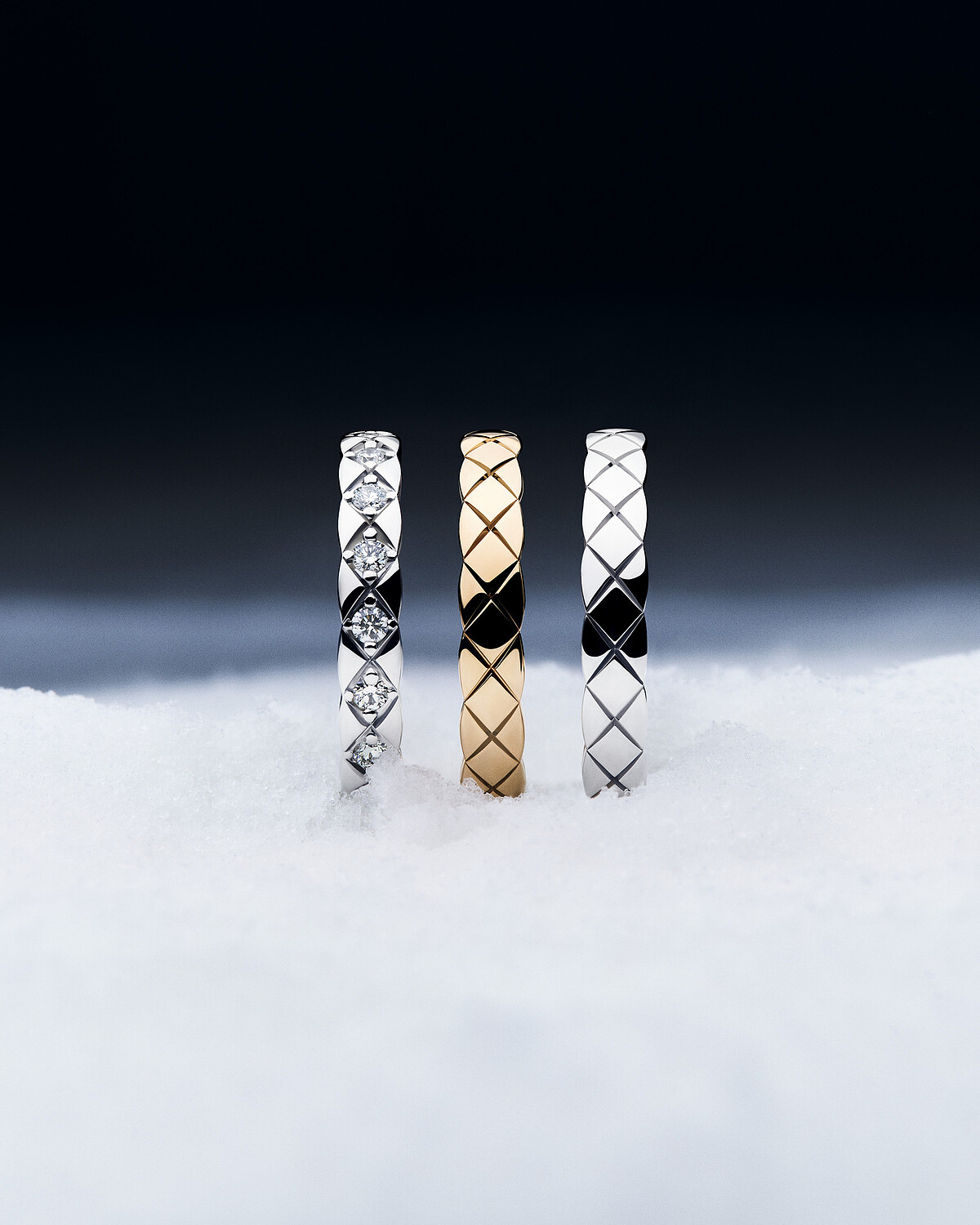 (由左至右) COCO CRUSH 窄版手環 18K BEIGE米色金鑲嵌鑽石。 建議售價NTD 316,000元 / COCO CRUSH 手環 18K BEIGE米色金。 建議售價NTD 295,000元 / COCO CRUSH 窄版手環 18K 白金鑲嵌鑽石。 建議售價NTD 486,000元