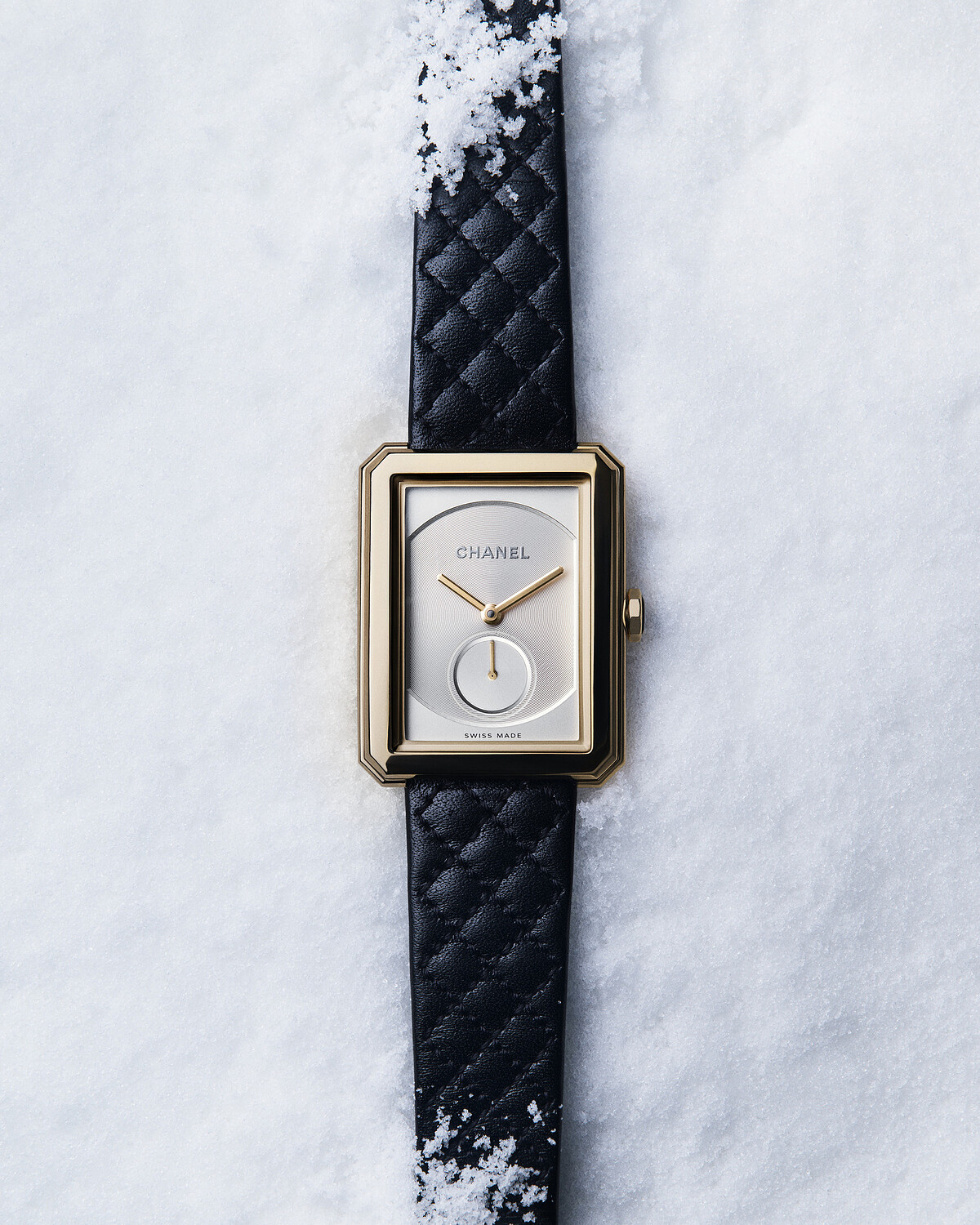 BOY·FRIEND 腕錶 大型款 18K BEIGE米色金錶殼。蛋白石色雕紋錶盤。 18K BEIGE米色金錶冠,鑲嵌凸圓形縞瑪瑙。可拆換式黑色菱格紋圖騰小牛皮錶帶,搭配18K BEIGE米色金針扣式錶扣。 建議售價NTD 661,000