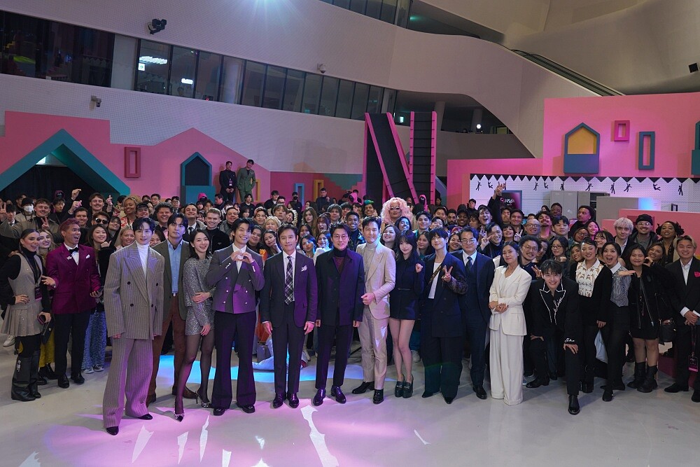 《魷魚遊戲2》第二季主創與演員群與媒體和創作者合照