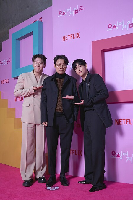 導演黃東赫與《魷魚遊戲2》第二季主要演員姜河那與任時完