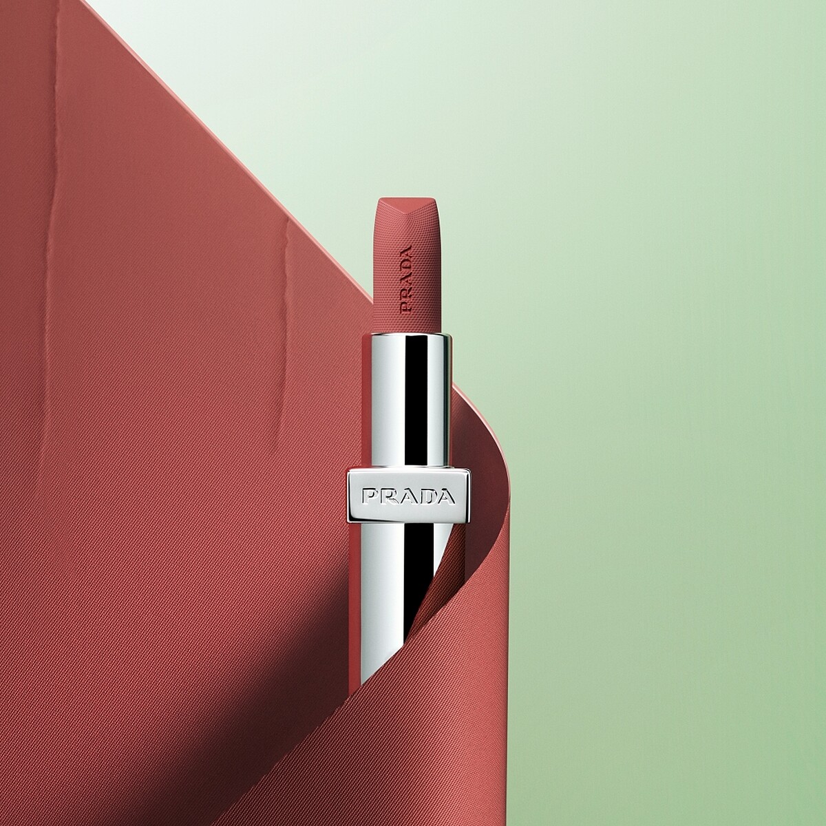 Prada Beauty尼龍柔霧唇膏B101廢裸棕形象圖。