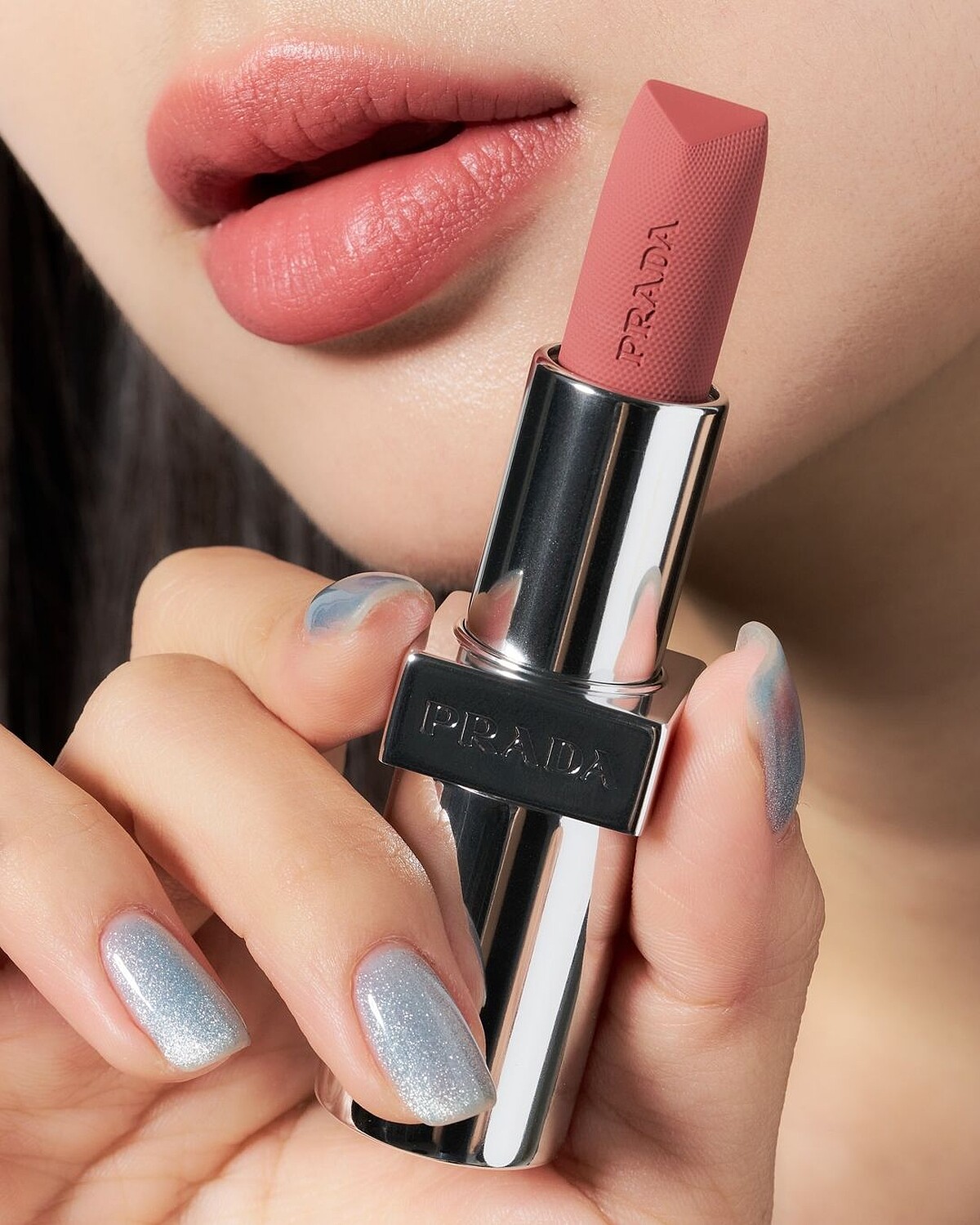 Prada尼龍柔霧唇膏(#B101廢裸棕)，NT1,590(Photo/IG@hoyoni)