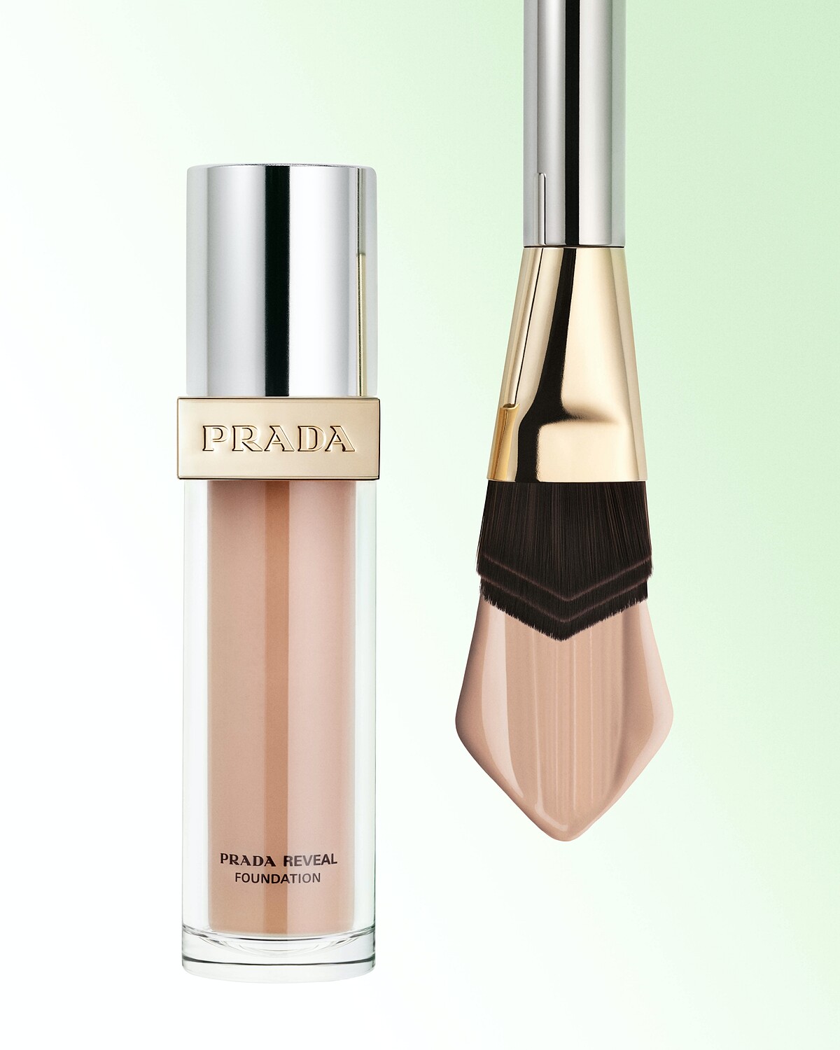 Prada Beauty原生霧光持久粉底+粉底刷(NT2,950)形象圖。