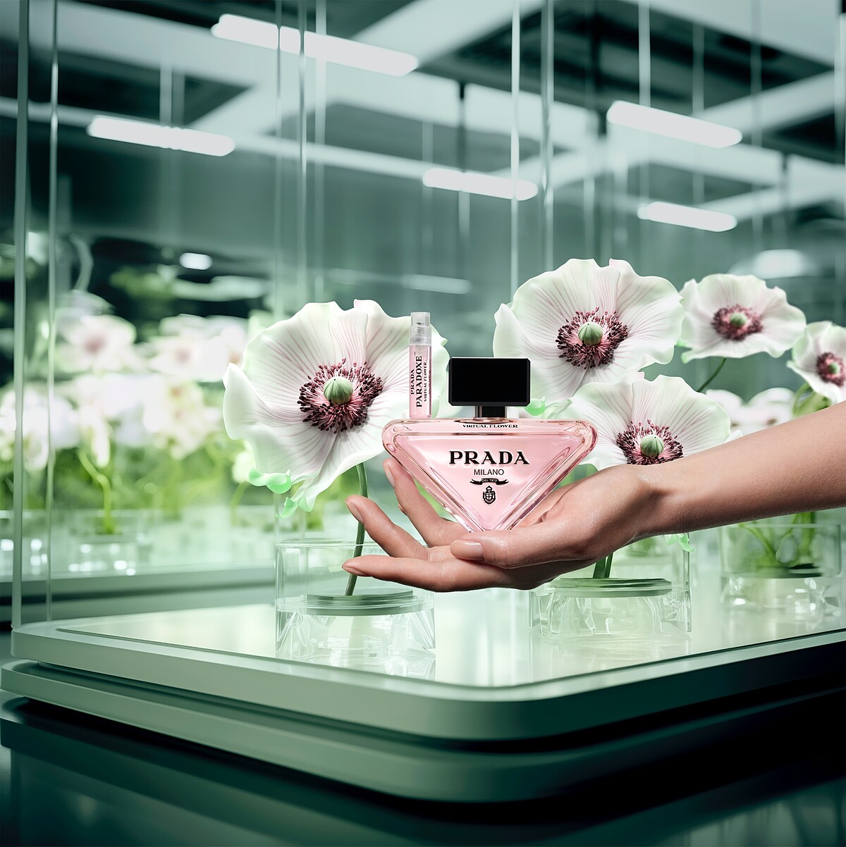 Prada Beauty唯我莫測淡香精幻花香境形象照。