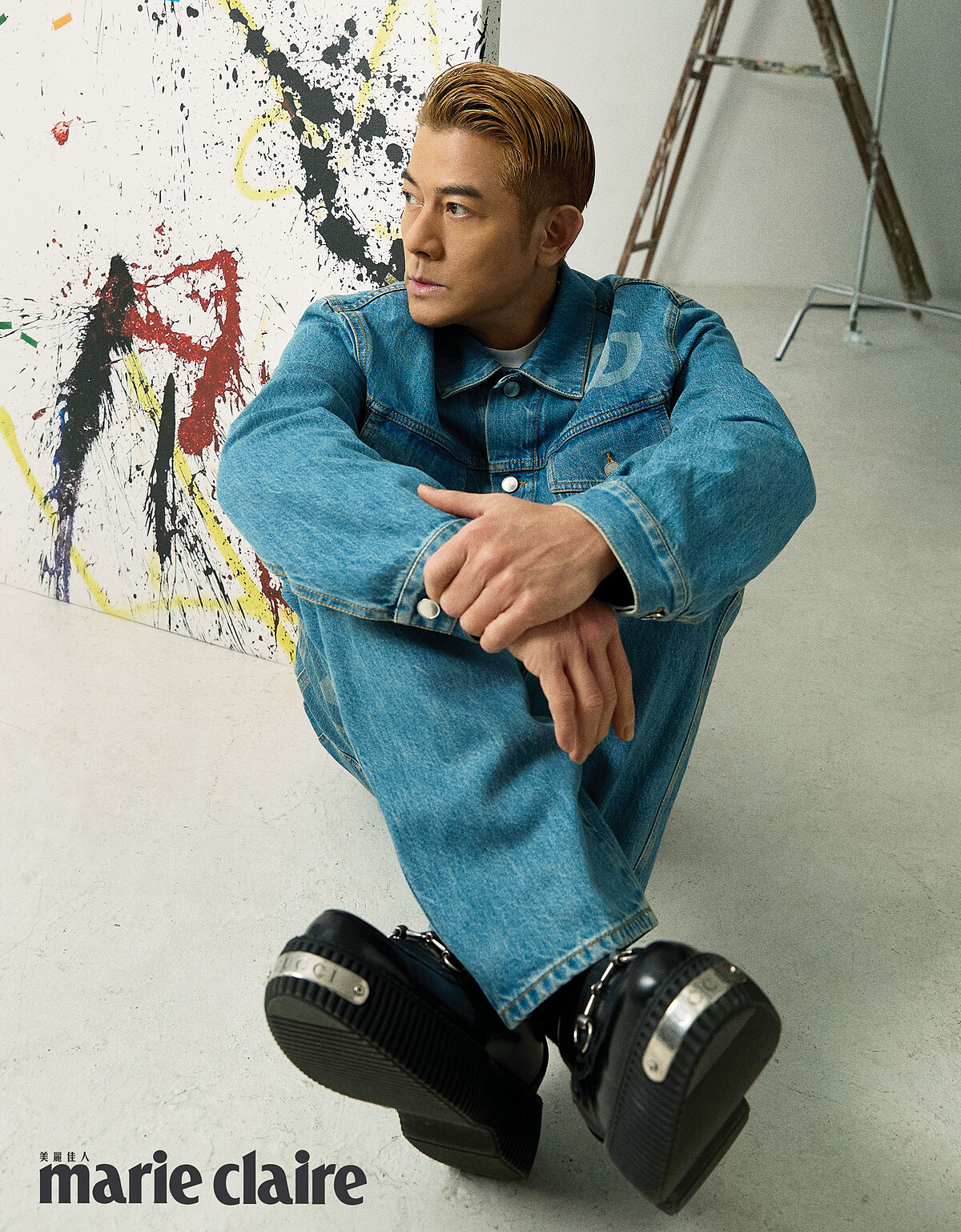 藍色水洗棉質牛仔夾克、藍色水洗棉質牛仔褲、Horsebit 橡膠厚底樂福鞋，all by Gucci。