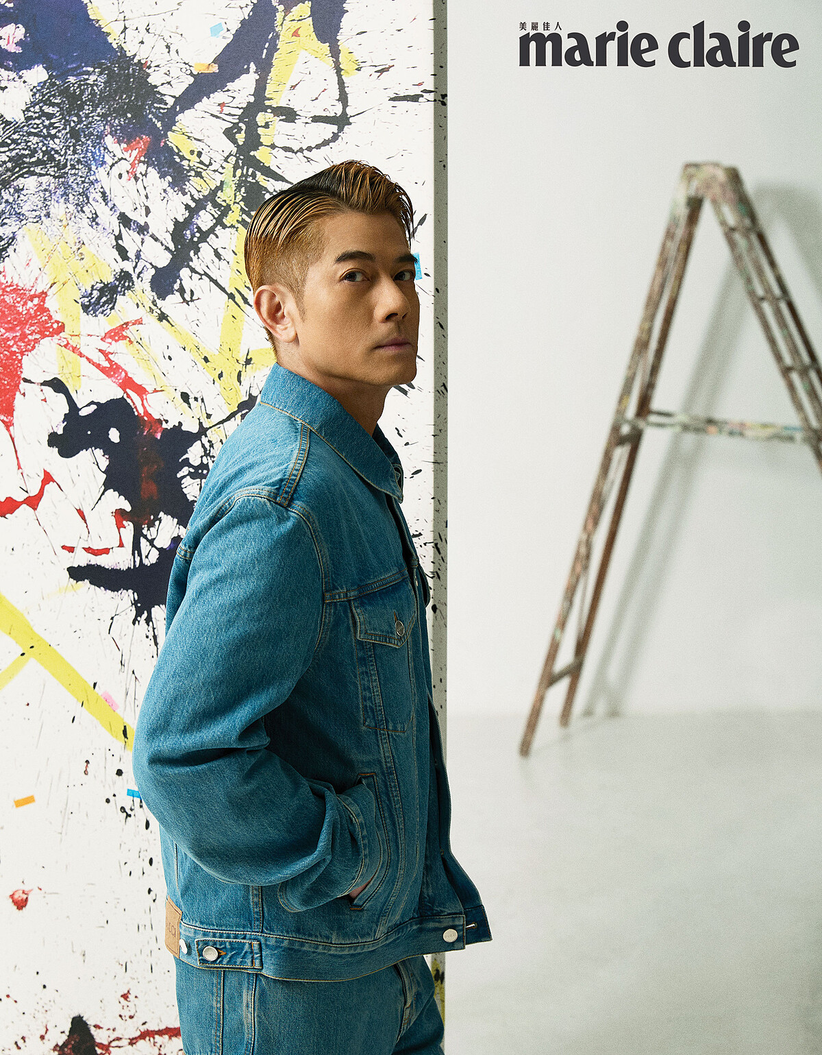 藍色水洗棉質牛仔夾克、藍色水洗棉質牛仔褲，both by Gucci。