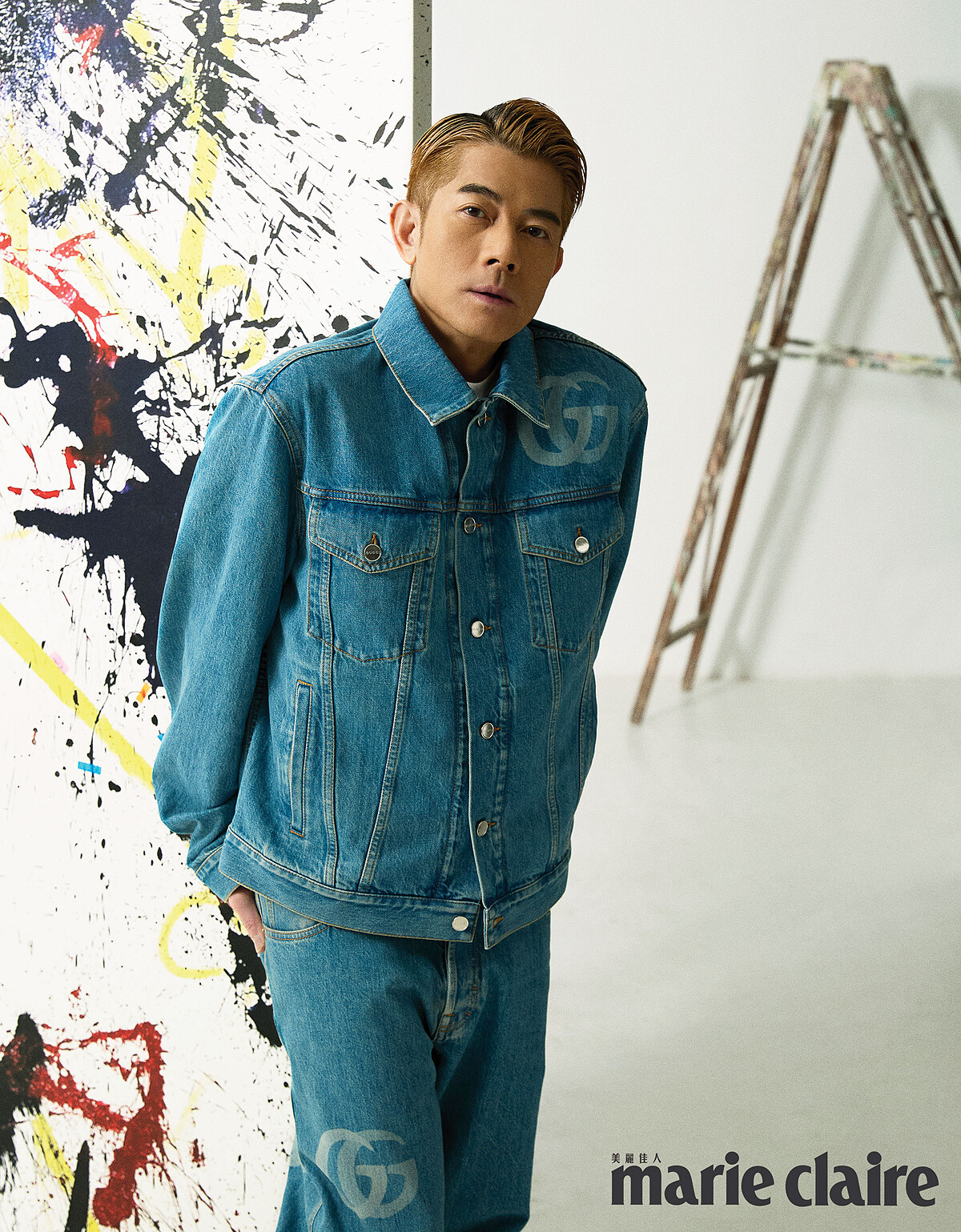 藍色水洗棉質牛仔夾克、藍色水洗棉質牛仔褲，both by Gucci。