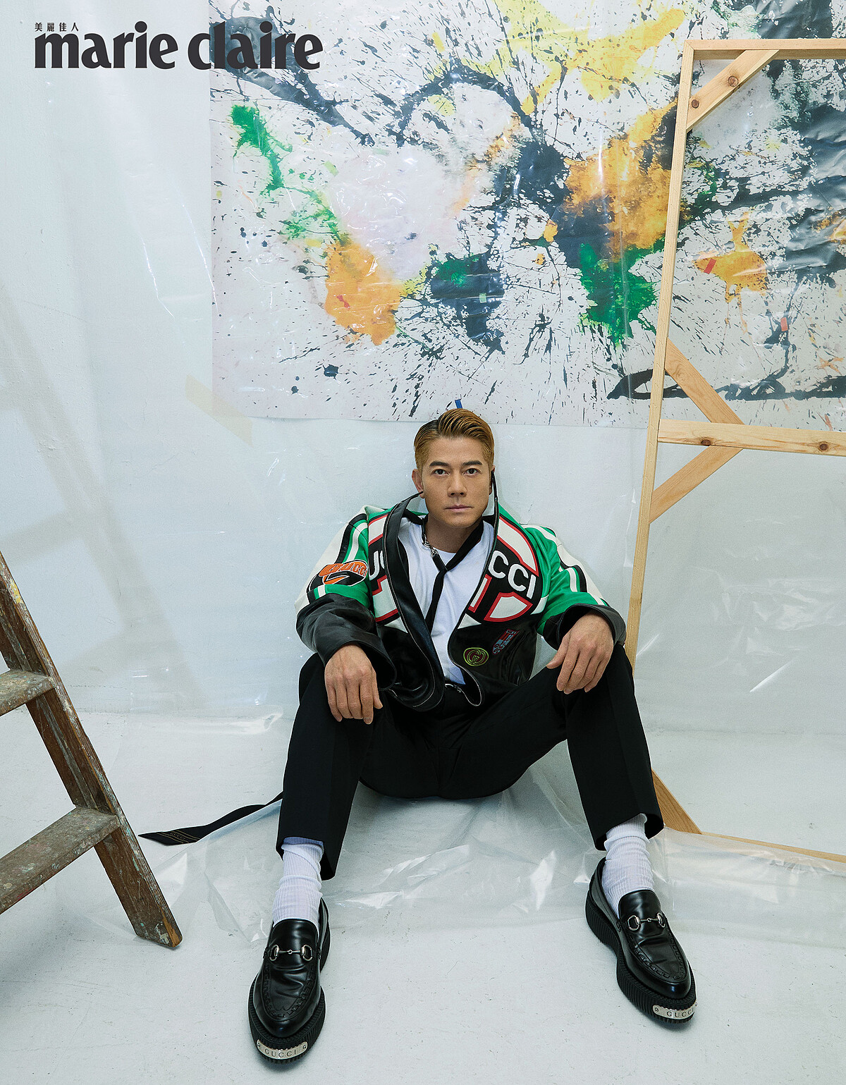 綠黑撞色夾克、白色棉質 T-Shirt、黑色窄版正裝褲、黑色領巾，all by Gucci。