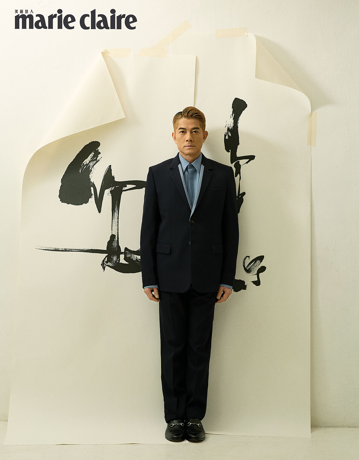 黑色羊毛單排扣西裝夾克、褪色牛仔彈性淺色羊毛正裝襯衫、正裝長褲、Horsebit 橡膠厚底樂福鞋，all by Gucci。