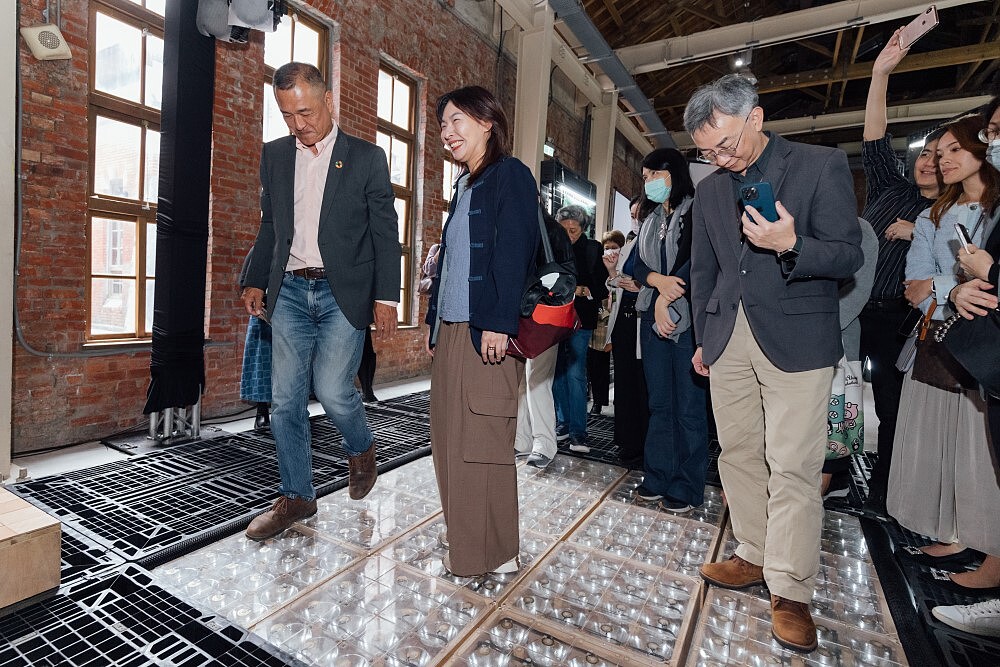 來賓體驗發電地板裝置