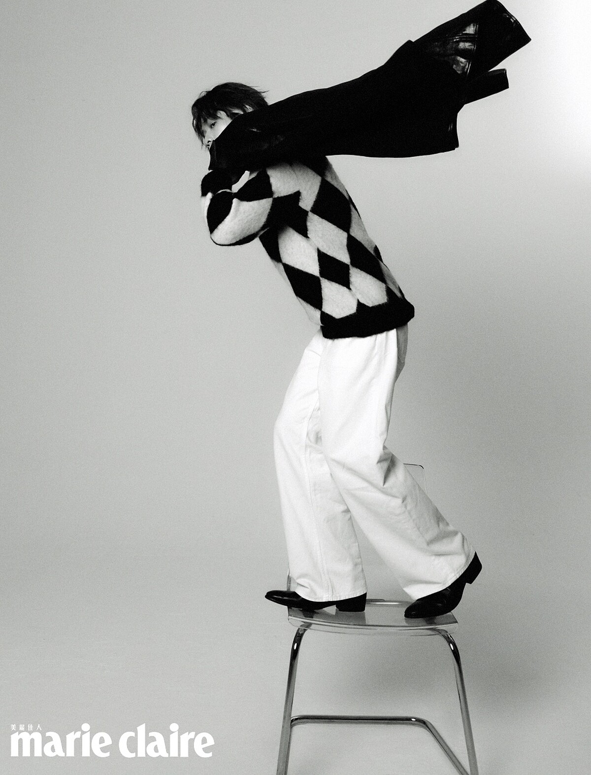 黑色皮外套、黑白格紋針織衫、白色丹寧長褲,all by Allsaints;銀色星星戒指,Cody Sanderson。