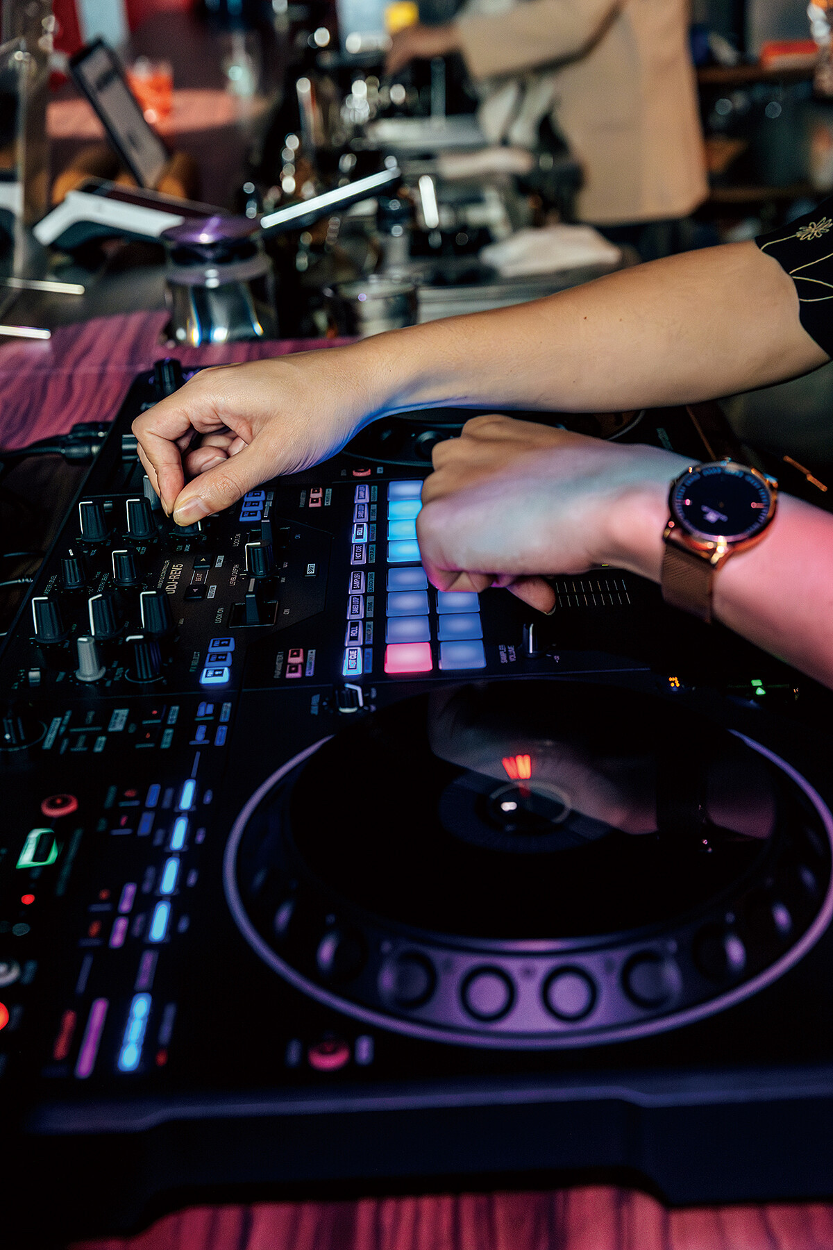 Kondo Bar 不定期邀請各處的 DJ 表演。