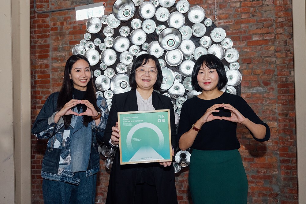 左起綠能藝術家盧子涵、文化部常務次長徐宜君、策展人方敘潔