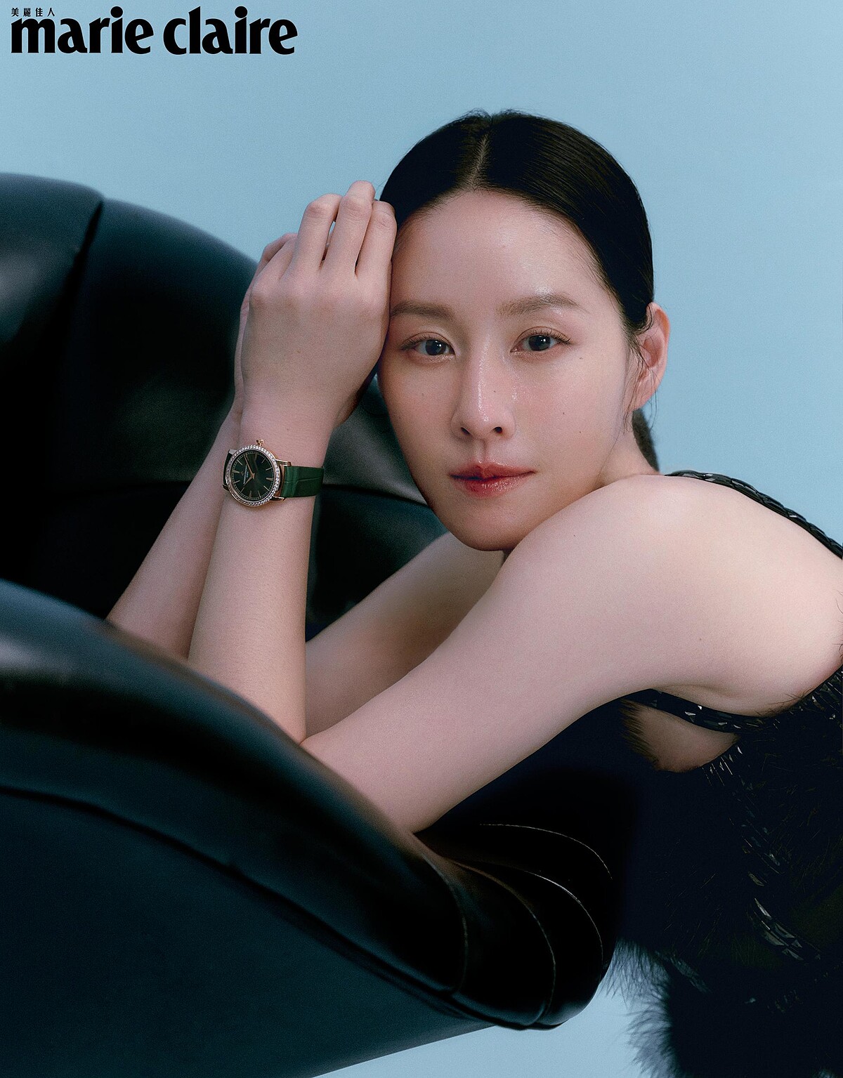 黑色綢緞洋裝，Givenchy；Traditionnelle 手動上鏈腕錶，Vacheron Constantin。